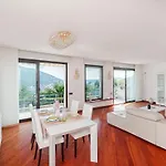 Luna By Comorooms Vila Como